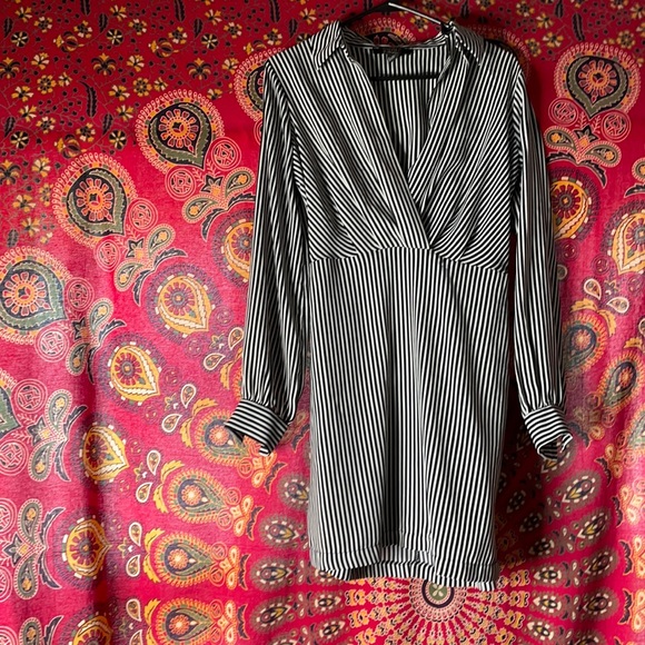 FOREVER 21 PLUNGE DRESS - Picture 2 of 3